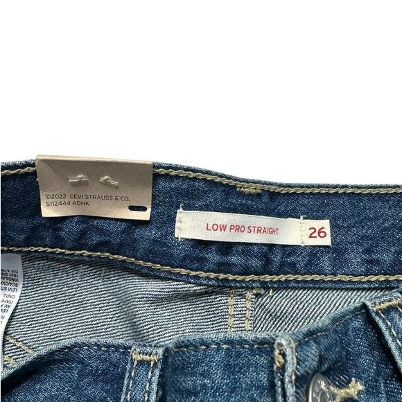 LEVIS Medium‎ Wash Denim Low Pro Straight Shorts Women's Size 26 NWT Frayed Hems - Picture 3 of 10
